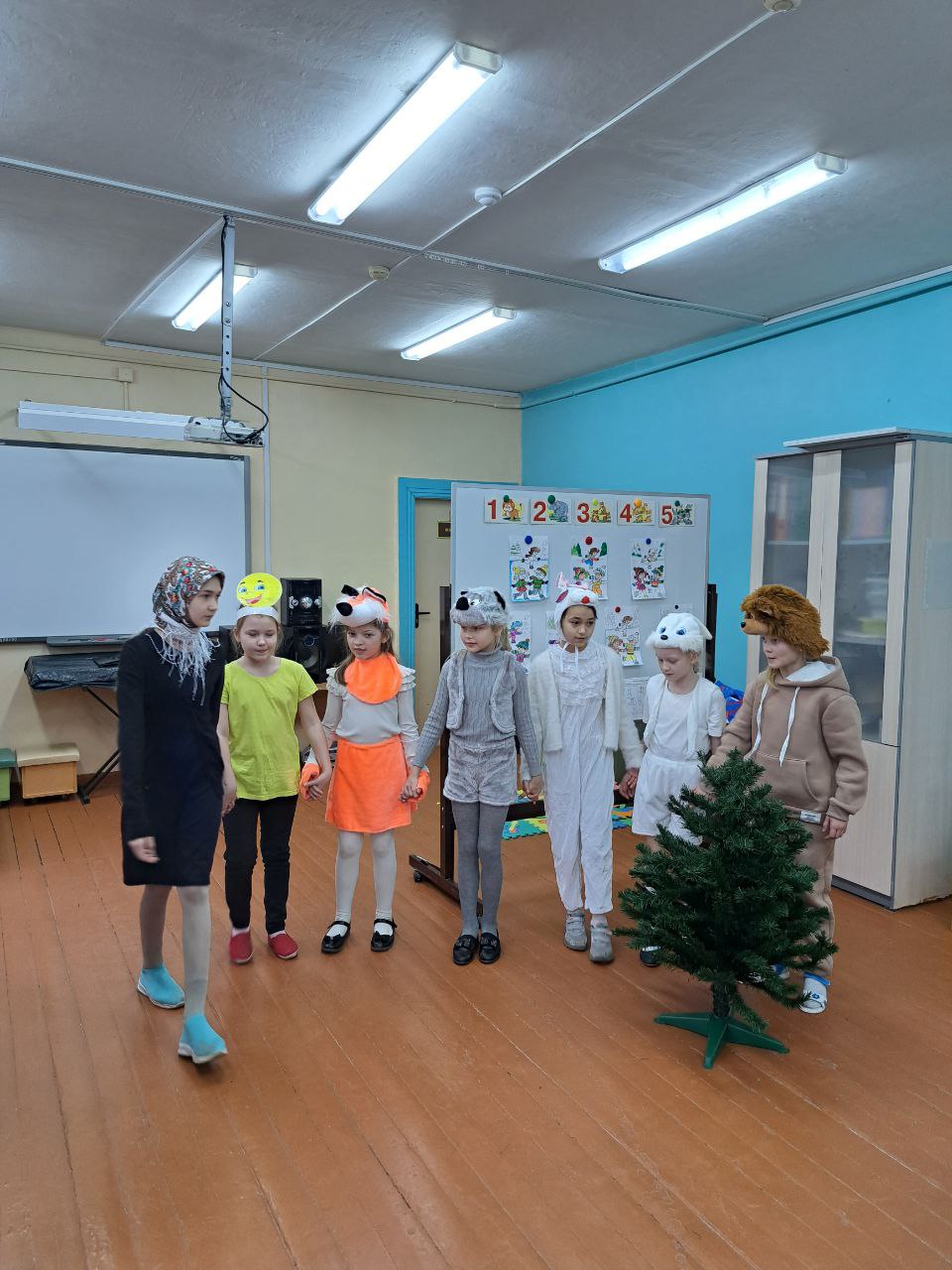 В преддверии новогоднего праздника состоялось первое выступление школьной театральной студии «Карусель». Ребята показали спектакль «Как Колобок елочку искал».